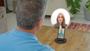 PCA, pantalla transforma en holograma